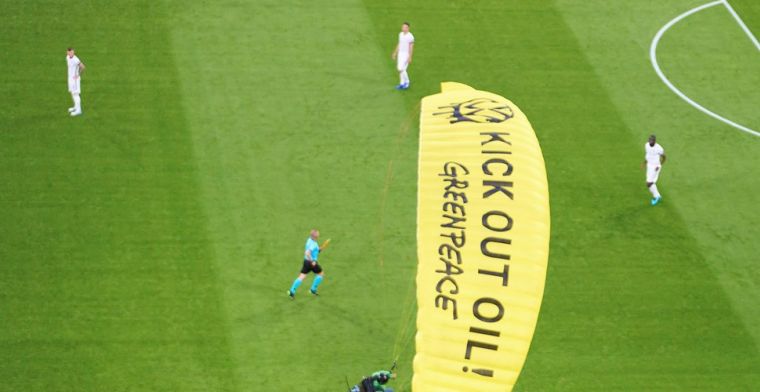 Greenpeace-protest gaat mis: UEFA meldt gewonden door 'roekeloze actie'