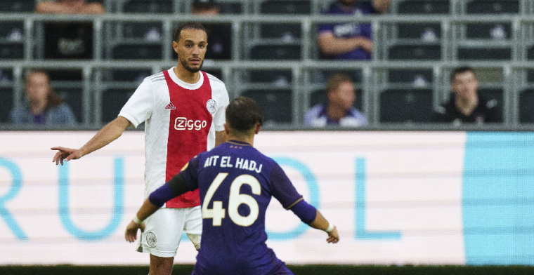 Mazraoui: 'We zijn nog steeds in gesprek met Ajax, kijken wat eruit rolt'