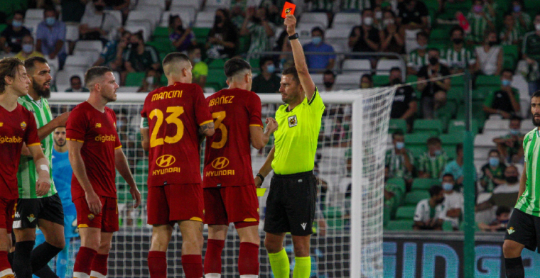 Drie rode kaarten en weggestuurde Mourinho: Real Betis - AS Roma loopt uit de hand