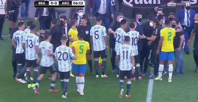 Officials komen het veld op tijdens Brazilië - Argentinië: wedstrijd stilgelegd