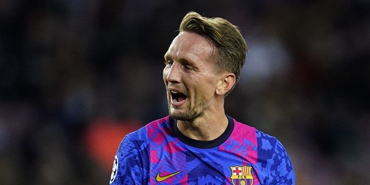 Luuk de Jong uitgefloten door Barça-fans: 'Camp Nou verliest het geduld'