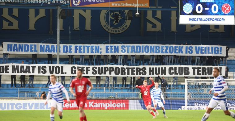 De Graafschap-fans met spandoeken het stadion in: 'Keurig op anderhalve meter'