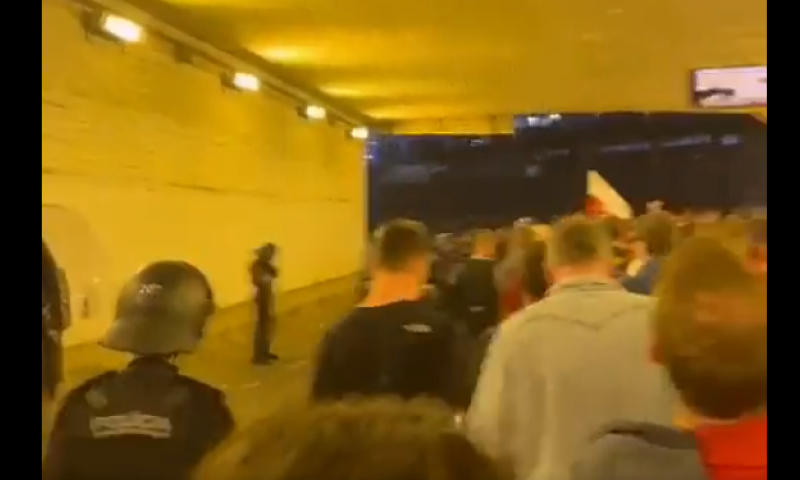 'De boys uit Amsterdam' door volledig uitgeruste politie naar stadion geëscorteerd