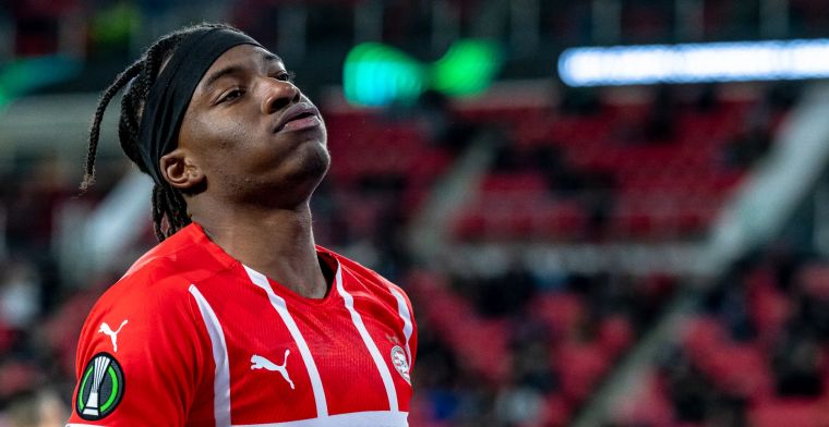PSV voortijdig naar de kleedkamer: Madueke bekogeld met aansteker, duel gestaakt