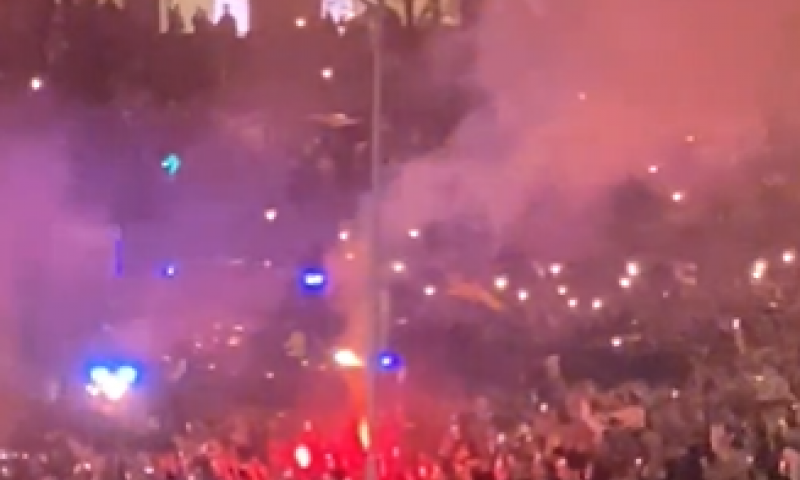 Wat een beelden: Real Madrid-fans onthalen spelersbus voor clash met PSG
