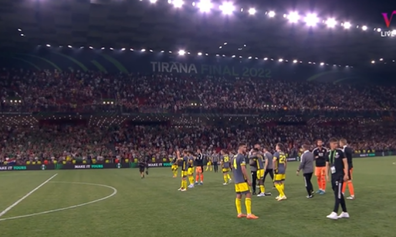 Feyenoord-supporters klappen massaal voor spelers na verloren finale