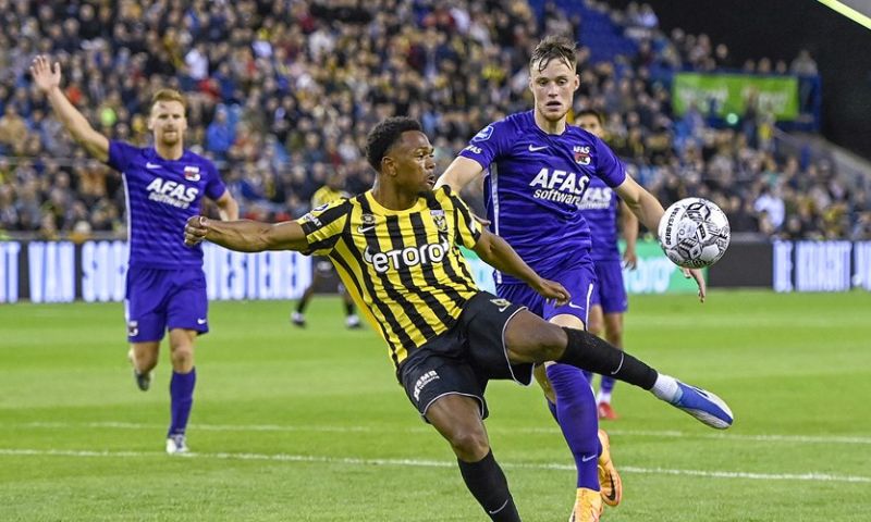 Openda is weer goud waard: Vitesse wint eerste duel van AZ