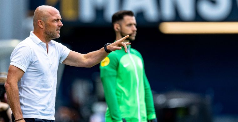 Schreuder geeft verkeerde keuzes toe bij Ajax: 'Trainer moet in spiegel kijken'