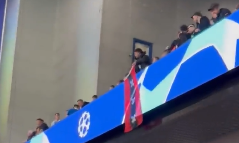 Rangers-fans kunnen het niet laten en tonen Amsterdamse vlag tijdens duel met PSV
