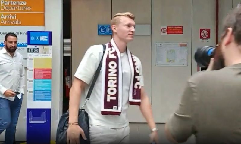 Daar is-ie: Schuurs arriveert in Italië met Torino-sjaaltje alvast om de nek