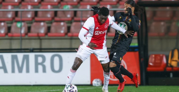 Ajax bevestigt uitgaande transfer en zwaait overbodige aanvaller Bandé uit