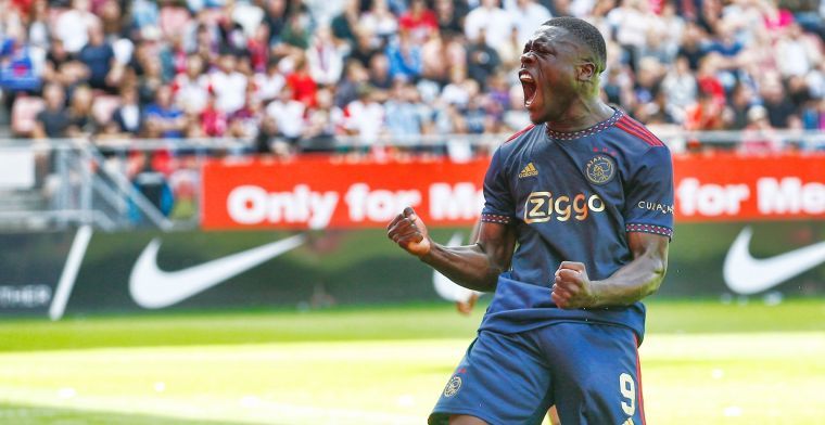 Brobbey ontvangt bloemen van FC Utrecht, Ajax reageert: 'Respect'