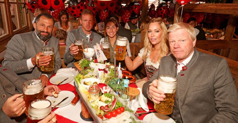 Nagelsmann met zuur gezicht aan tafel bij Oktoberfest: 'Interesseert me niet'
