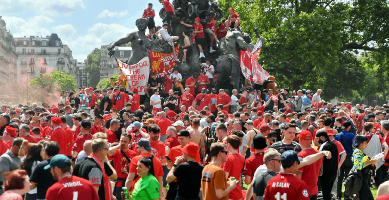 Liverpool-supporters verzamelen zich en dagen UEFA voor de rechter