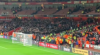 Stoeltjes vliegen over en weer tijdens confrontatie tussen fans PSV en Arsenal 