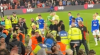 Pijnlijk: Everton-fans zijn er klaar mee en gooien spelersshirt terug het veld op