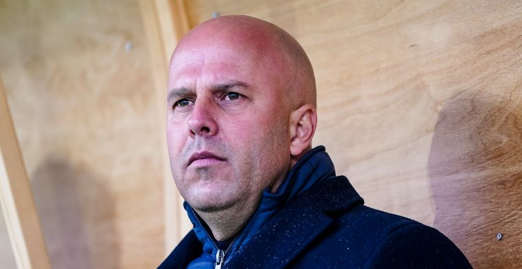Slot wuift transfergeruchten weg: 'Hij is volledig met zijn hoofd bij Feyenoord'