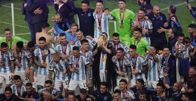 Messi lift WK-trofee in goud-zwarte mantel: 'Het is afschuwelijk'