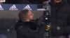 Hij schrikt er zelf ook van: Walker staat plots op en sloopt camera bij Man City