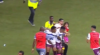 Bizarre taferelen Brazilië: fan komt veld op met dochter in armen en schopt speler