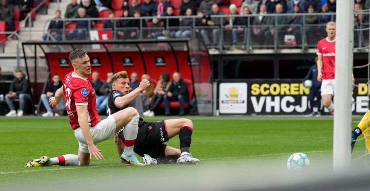 Fans van Heerenveen misdragen zich bij AZ, wedstrijd tijdelijk gestaakt