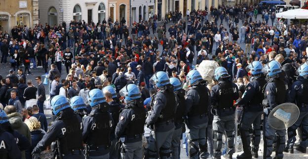 'Romeinse politie op scherp: Feyenoord-fans trekken op met Napoli-aanhangers'