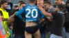 Bizar: Napoli-speler Zielinski wordt op veld uitgekleed door uitzinnige fans