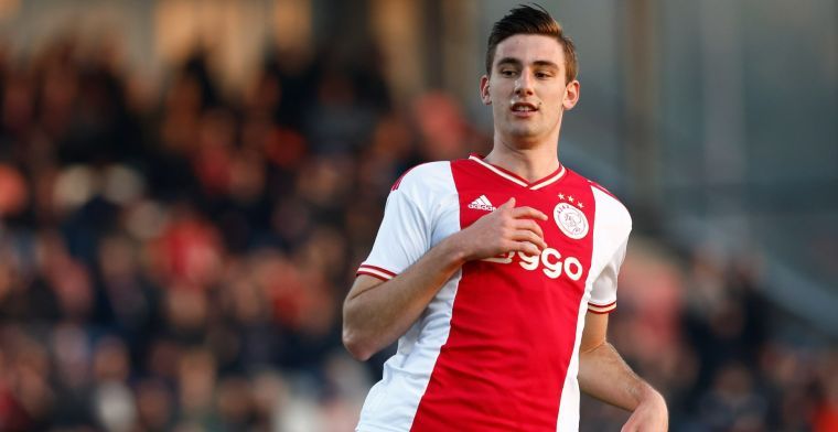 Ajax zwaait Lucca uit: 'boomlange spits tekent contract in Serie A'