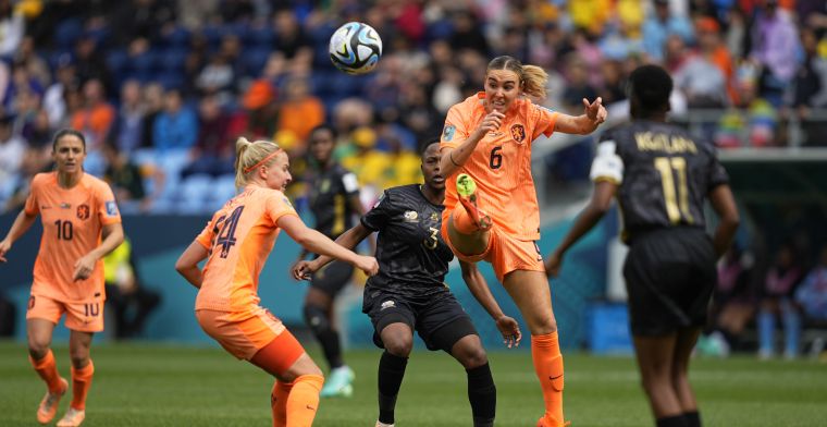 Leeuwinnen stoten door naar kwartfinale WK dankzij uitblinkende Van Domselaar