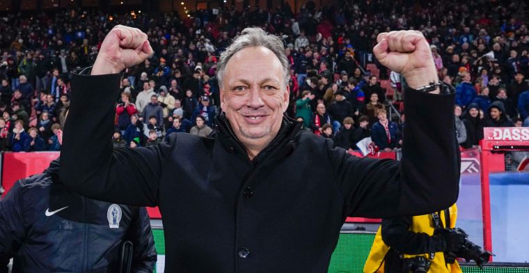 Ajax-beul en Hercules-succestrainer tekent bij: 'Ik mag blijven, dat is heel fijn'