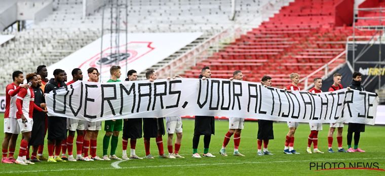 Spelers en aanhang Antwerp steunen Overmars met spandoek: 'Tekent deze club'