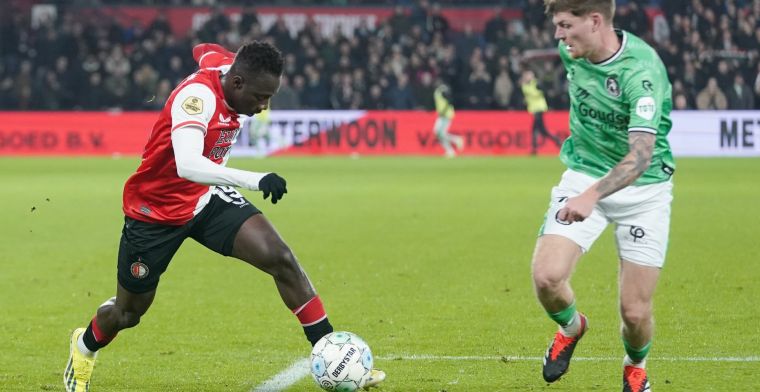 Van Basten ziet Feyenoord penalty cadeau krijgen: 'Een hele rare beslissing'