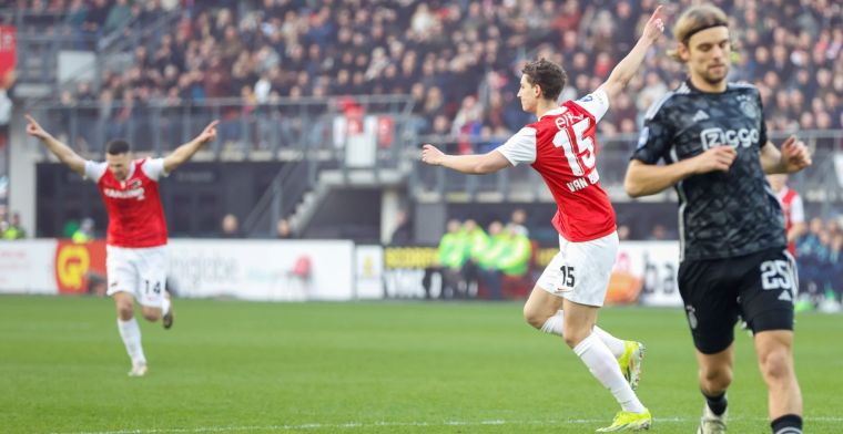 Van Bommel bezorgt AZ drie punten en Ajax nieuw dieptepunt