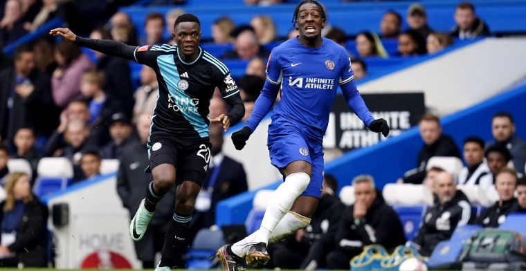 Zwalkend Chelsea komt bizarre eigen goal te boven en is halve finalist in FA Cup