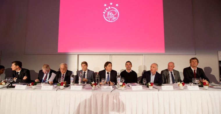 Ajax krijgt suggesties voor reorganisatie: 'Is maar één man die club kan redden'