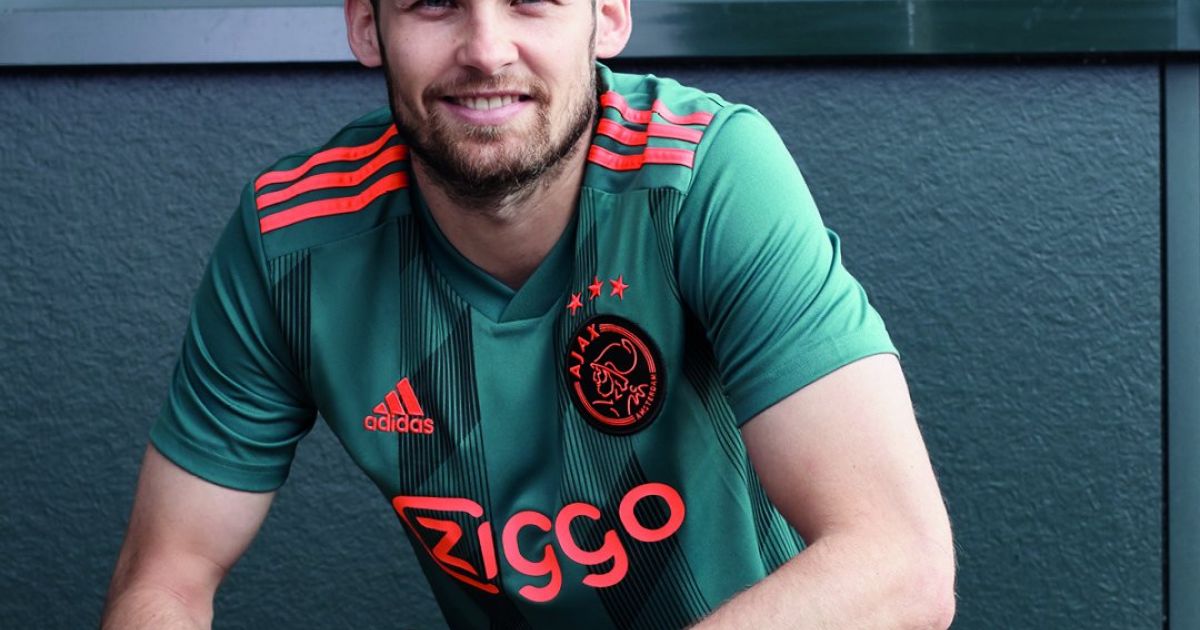 Ajax Onthult Opvallend Nieuw Uitshirt: 'debuut' In Kampioensduel Op De ...