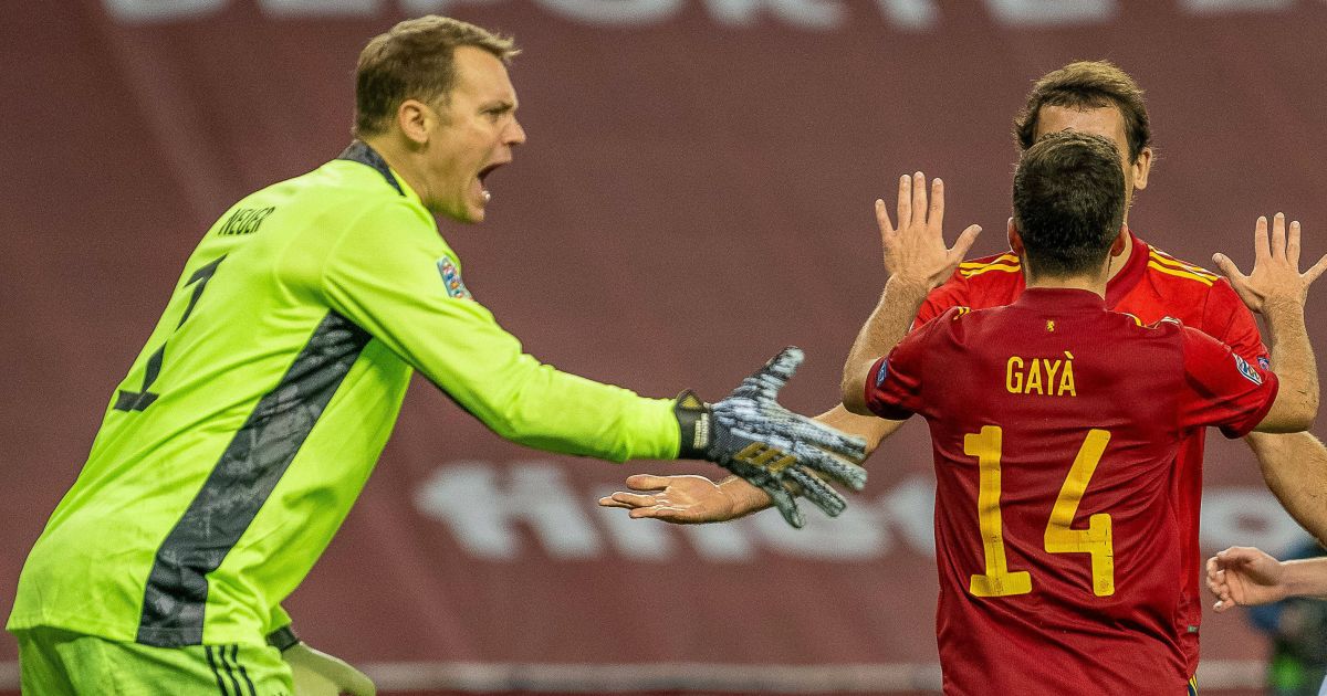 Neuer Zet Deur Open Voor Afgeserveerd Mannschaft Drietal Ze Kunnen