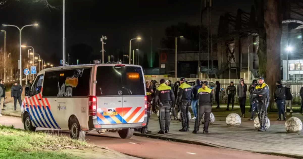 Politie Krijgt Steun Van Fanatieke Voetbalfans: 'Laten Onze Stad Niet ...