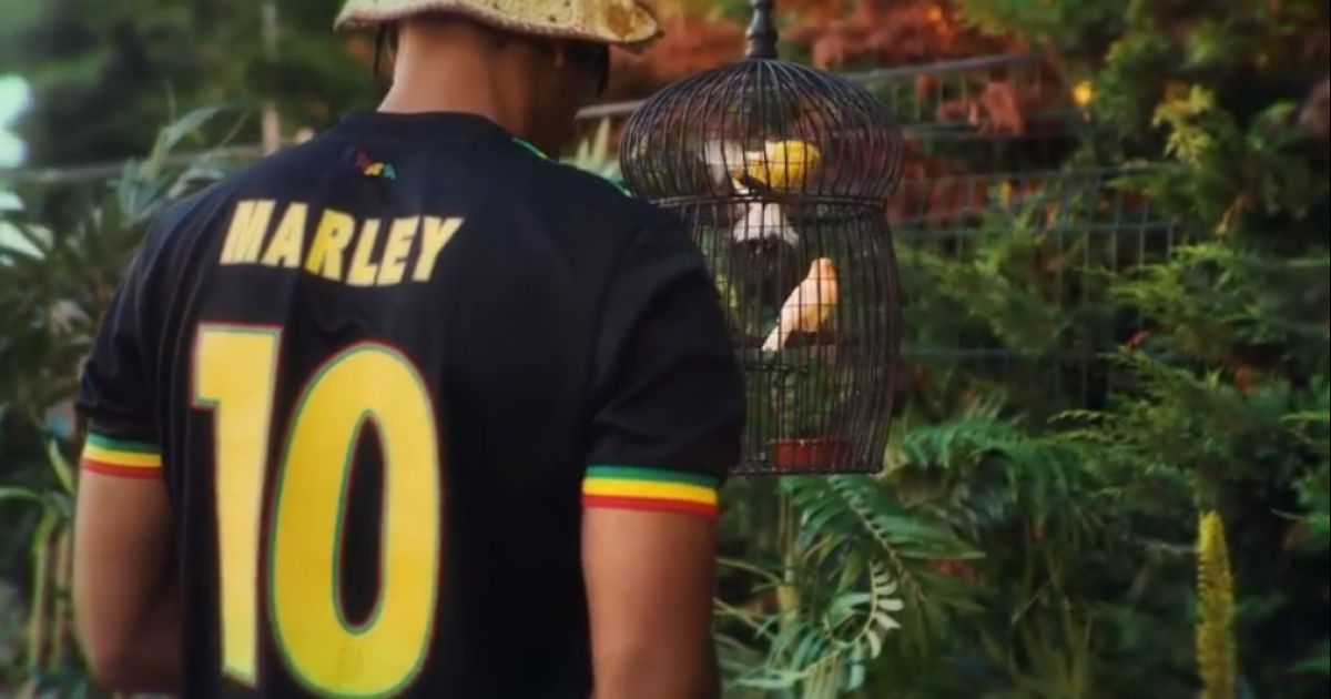 presenteert langverwacht 'Bob Marley-shirt' en legt eigen fanshop Voetbalprimeur