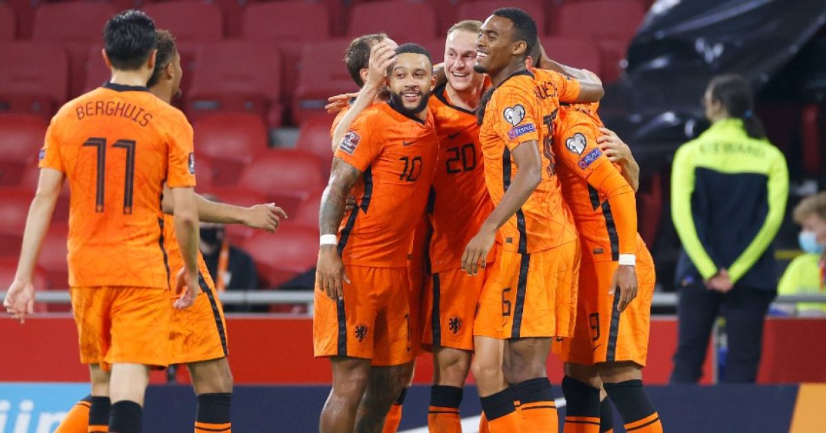 Oranje vernedert Turkije: hattrick Memphis, bovenaan WK