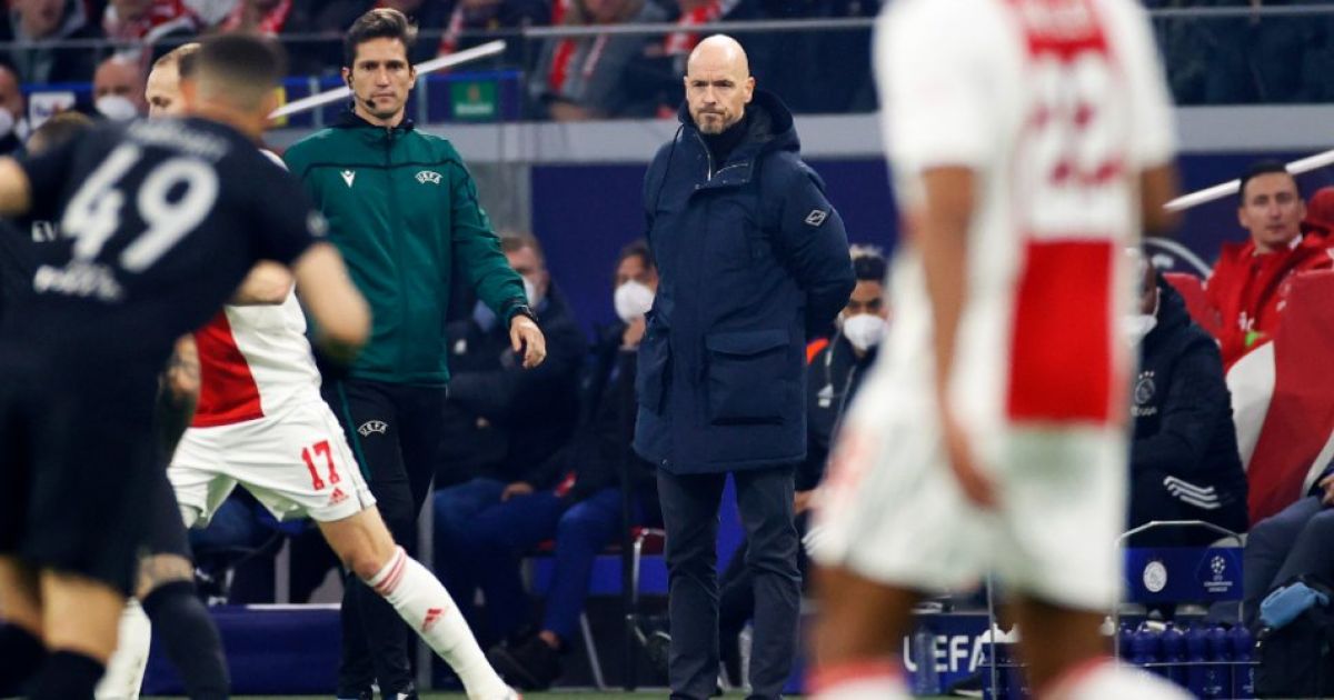 Ten Hag niet eens met arbitrage na AjaxBenfica 'Er gebeurt denk ik niets' Voetbalprimeur
