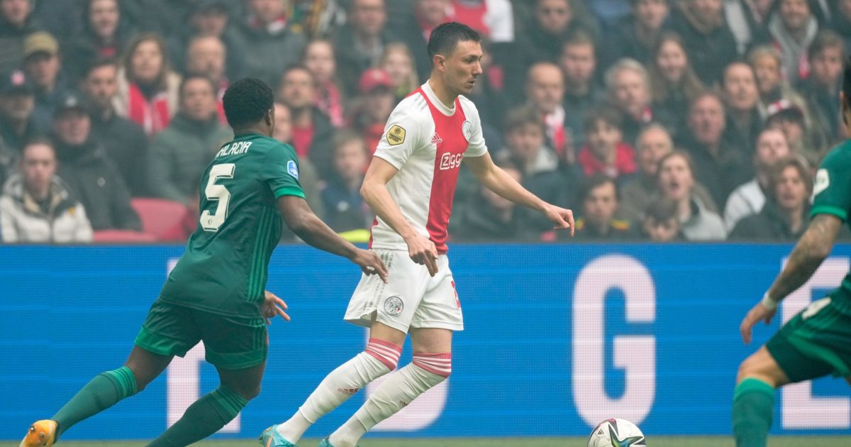 Bijzondere straf: twee Feyenoord-fans moeten van rechter naar Amsterdam
