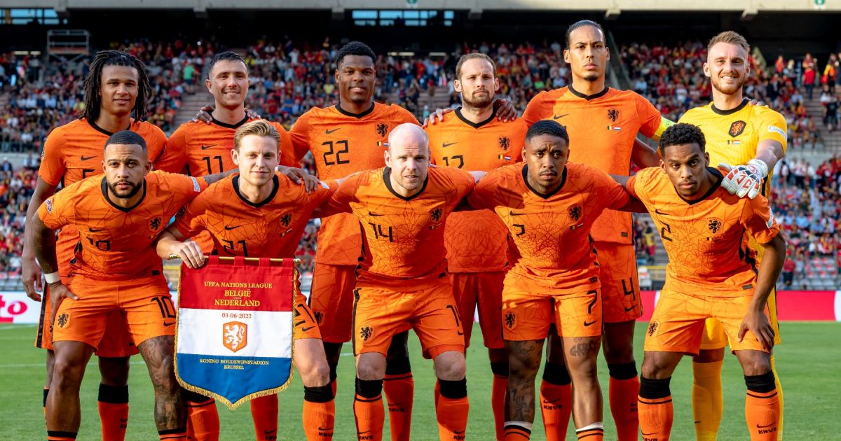 kever plank Geleend Oranje met 'fantasieloos' tenue naar WK: 'Mooie olievlek voor een WK in  Qatar' - Voetbalprimeur