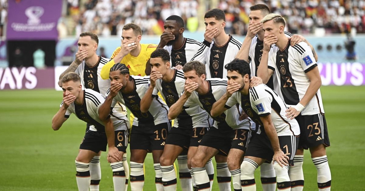 maakt krachtig statement op teamfoto na FIFA-verbod op - Voetbalprimeur