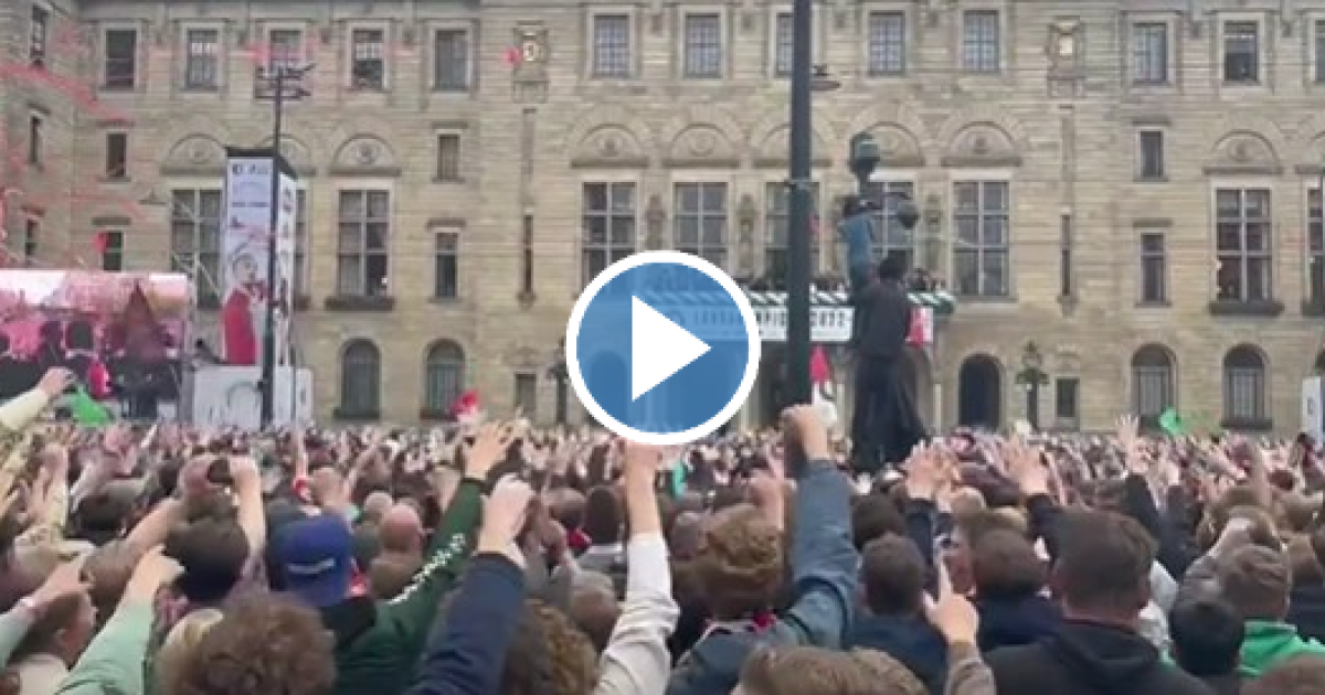 'Overal waar jij gaat' Trauner steelt de show tijdens huldiging Feyenoord Voetbalprimeur 'Overal waar jij gaat' Trauner steelt de show tijdens huldiging Feyenoord Voetbalprimeur