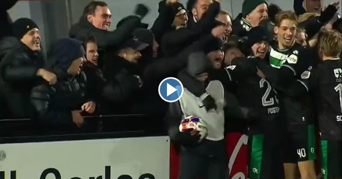 Mooie beelden Jong AZballenjongen meegesleurd in feestvreugde FC Groningen Voetbalprimeur Mooie beelden Jong AZballenjongen meegesleurd in feestvreugde FC Groningen Voetbalprimeur
