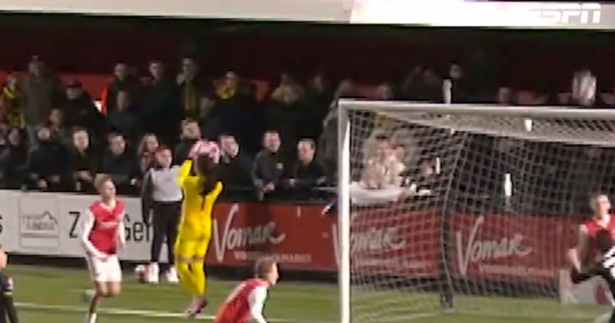 Bizar moment in de KKD: doelman denkt dat de bal uit is, maar