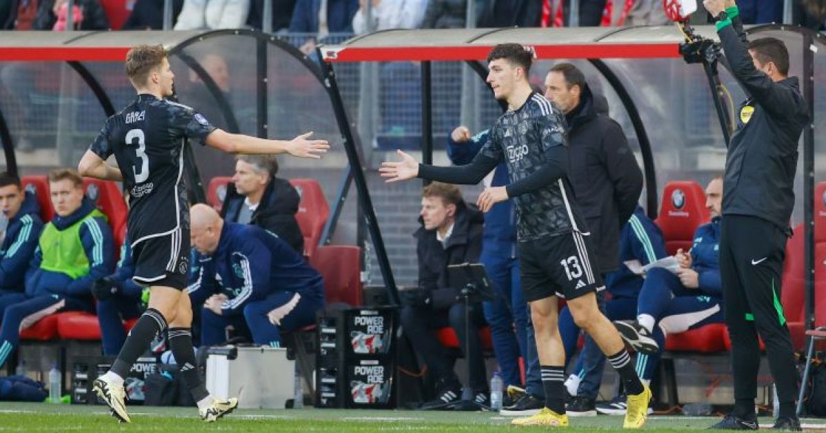 Youri Mulder criticizes John van ‘t Schip for early substitution of Anton Gaaei, disagreed by Ronald de Boer and Marco van Basten